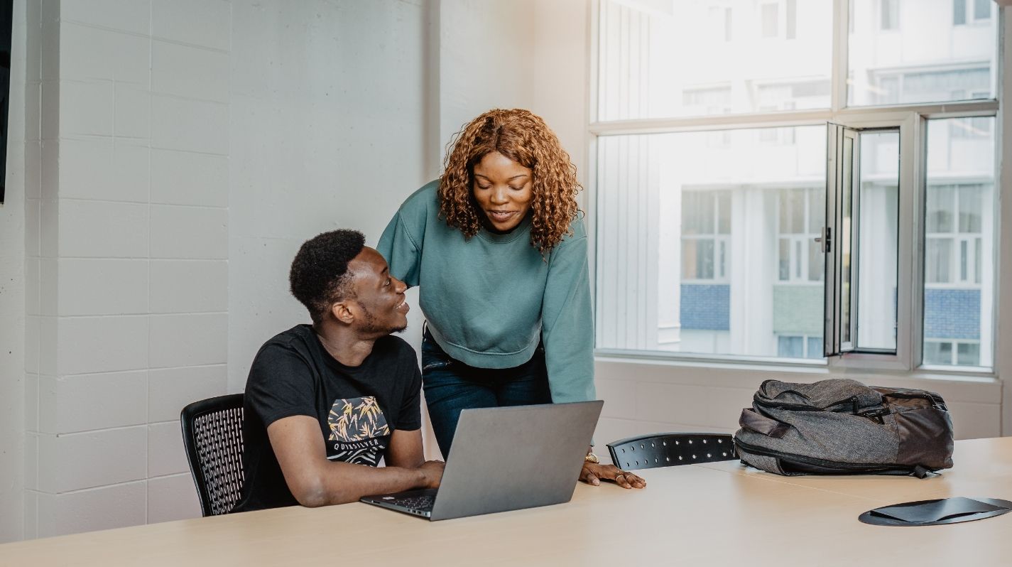  A student and a student chat in front of a pc