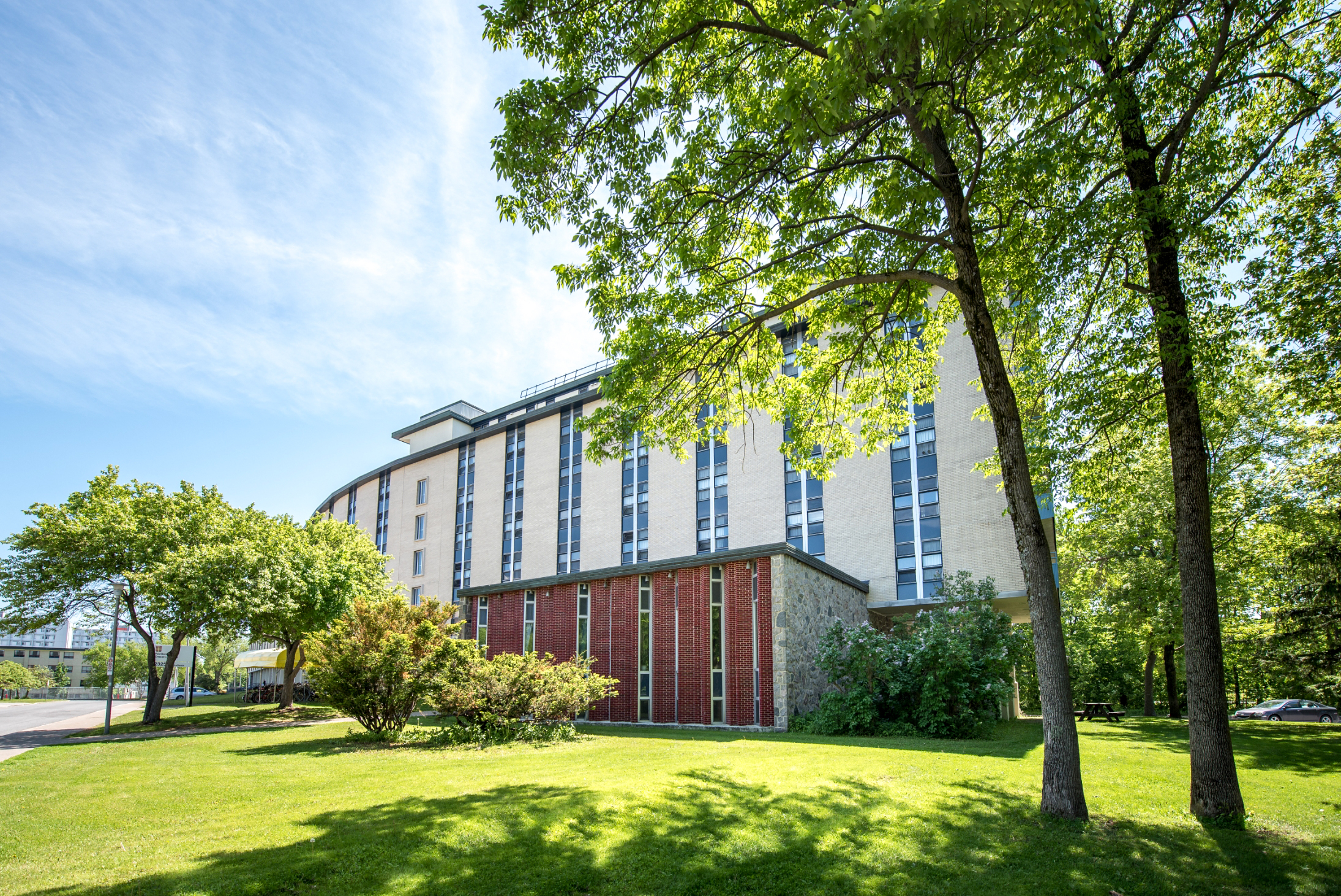 Pavillon Ernest-Lemieux en été