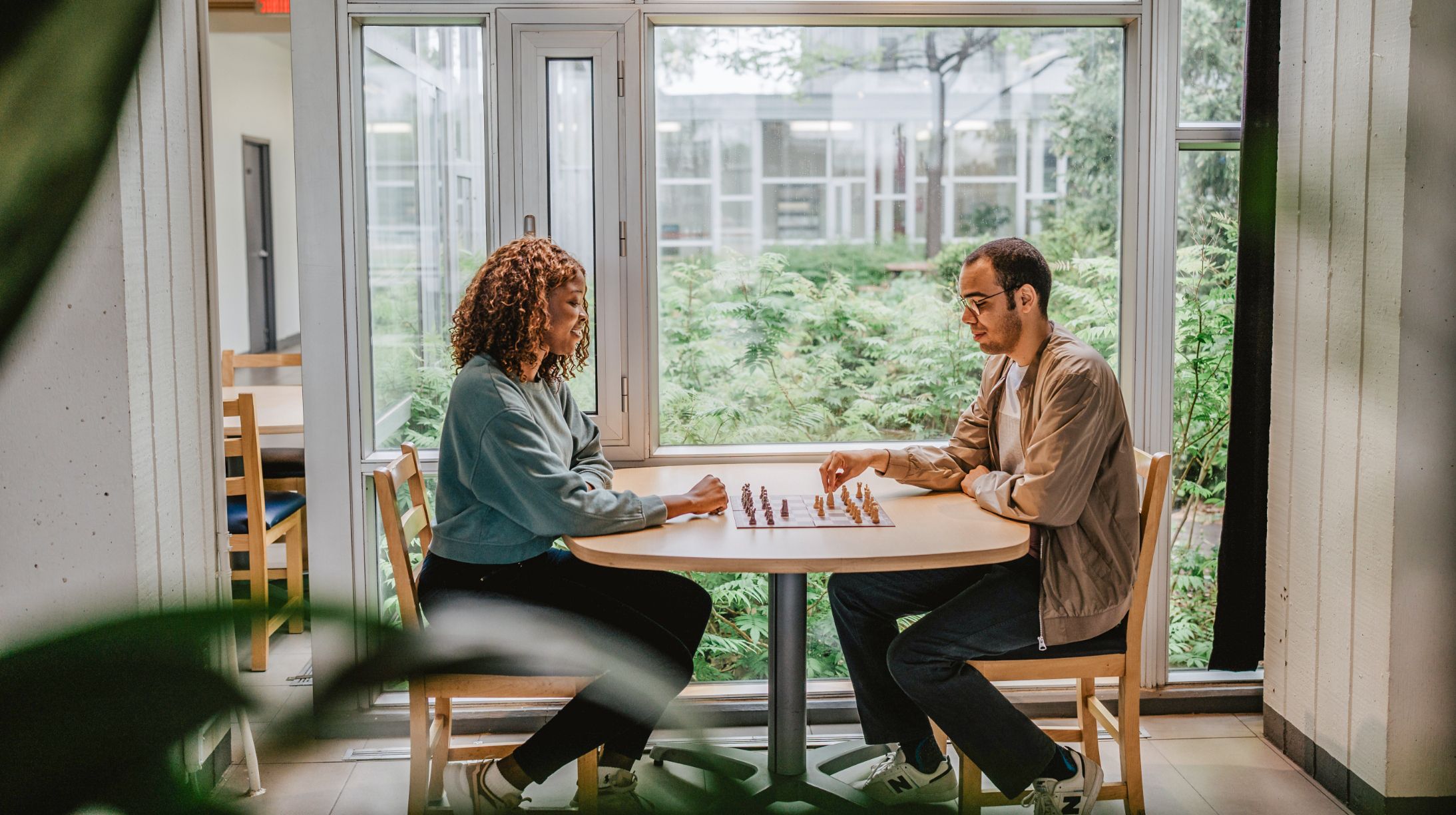 Un étudiant et une étudiante jouant aux échecs