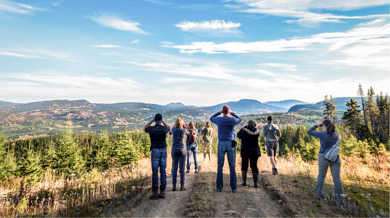 Groupe d'étudiants en haut d'une montagne