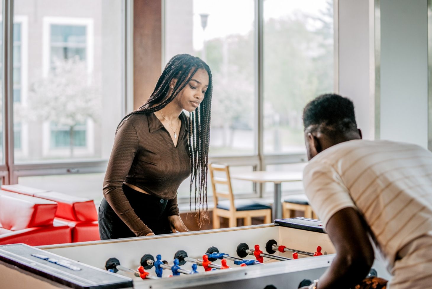 Étudiante et étudiant qui joue au hockey sur table