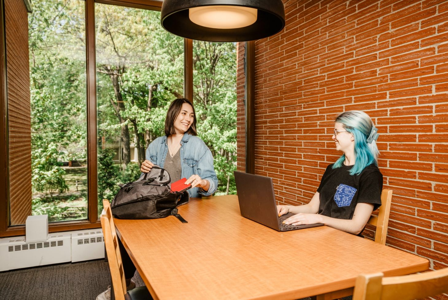 Deux étudiantes dans une salle d'étude