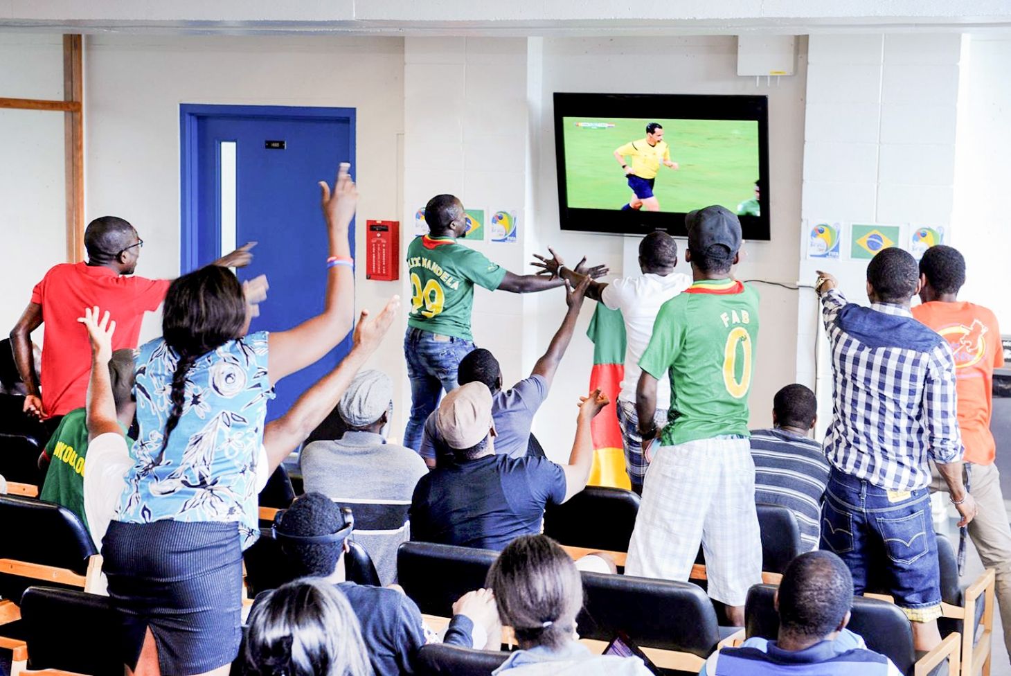 Groupe d'étudiants dans un salon