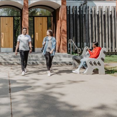 Étudiants et étudiantes devant la porte d'un immeuble